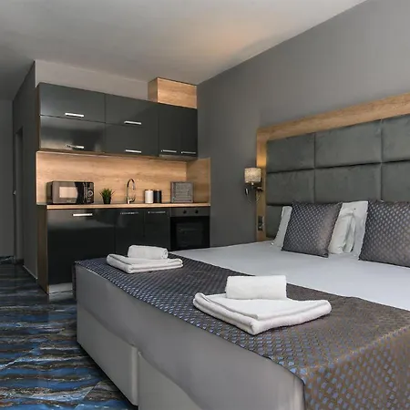 Flower Street 네세부르